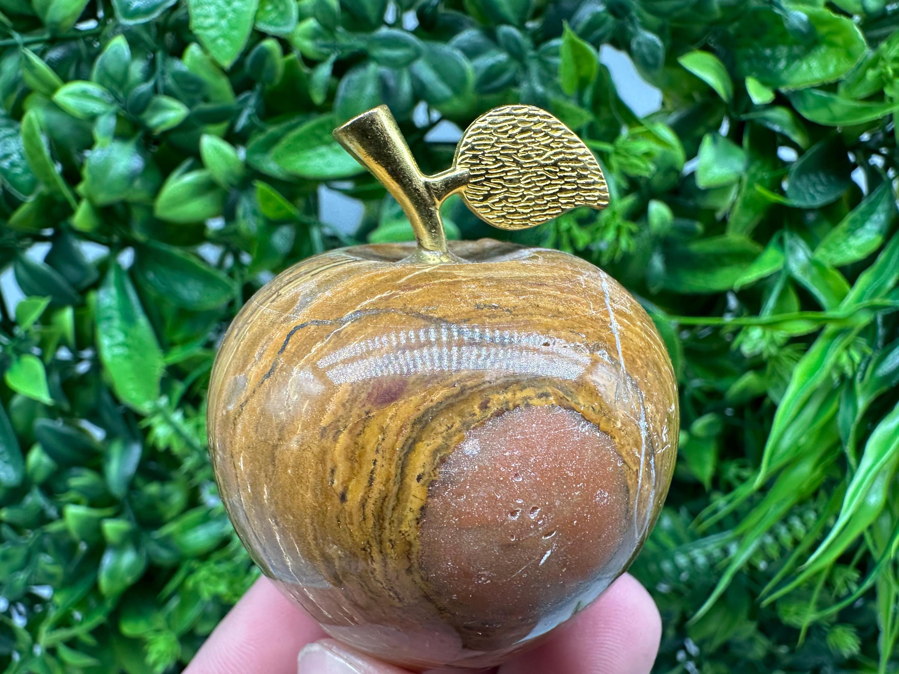 Handcrafted Marbled Onyx Apple Sculpture: Natural Stone Decor