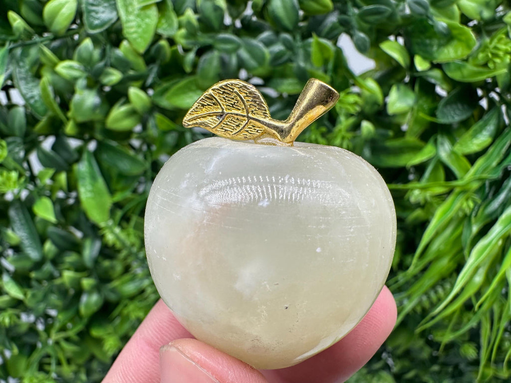 Handcrafted Marbled Onyx Apple Sculpture: Natural Stone Decor