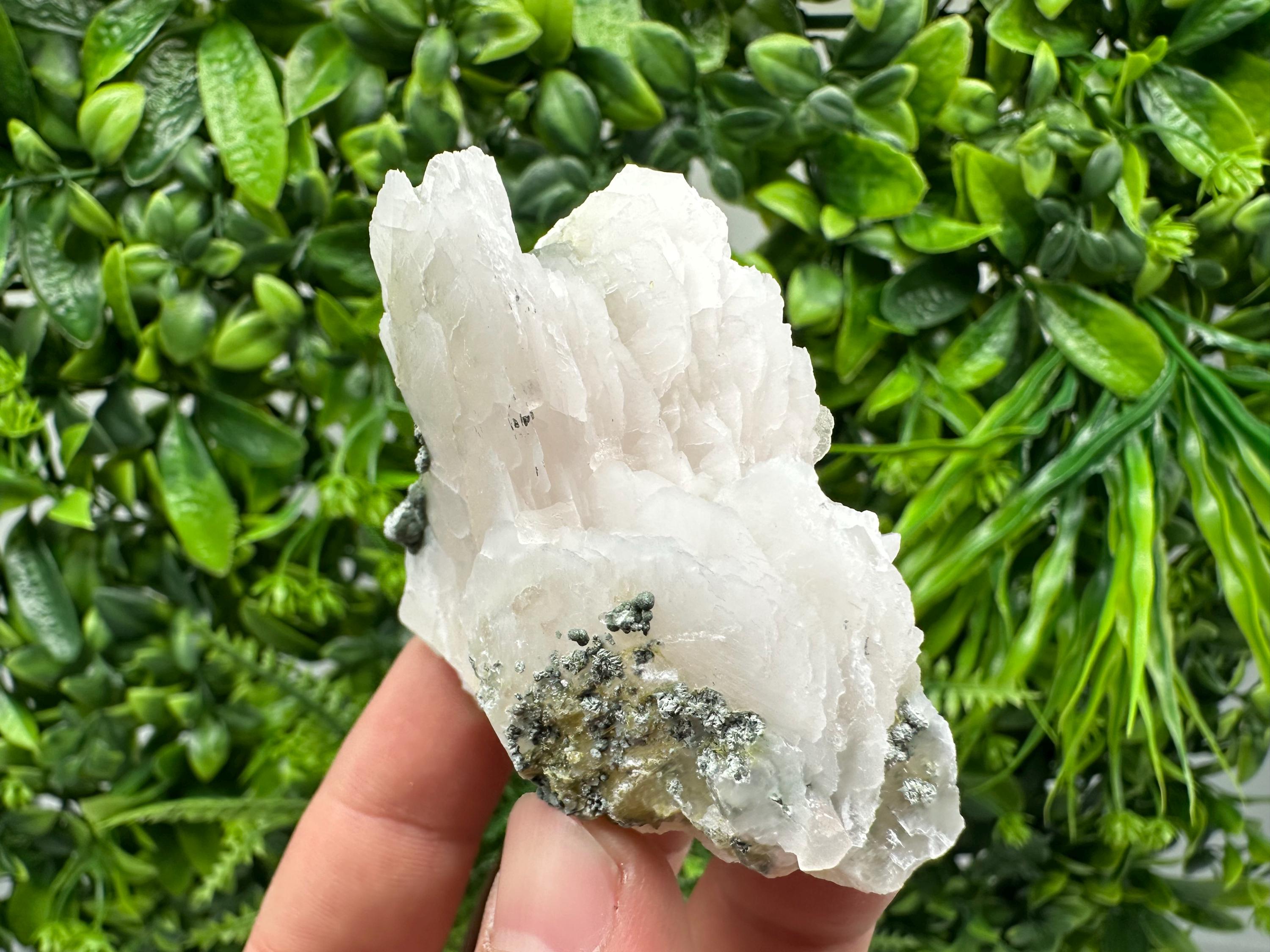 UV Mangano Calcite Crystal: Borieva Mine, Bulgaria