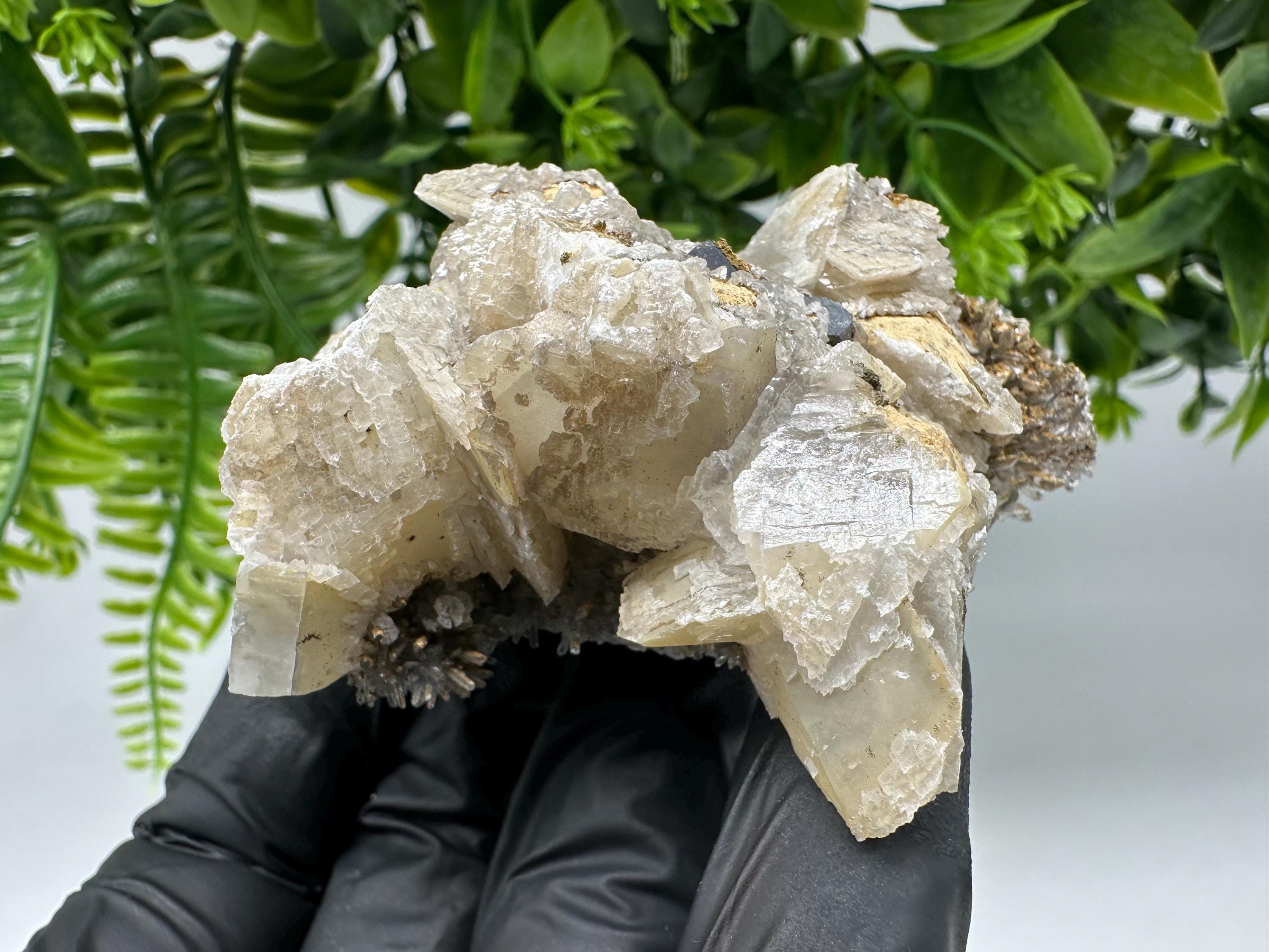 Calcite on Quartz,Chlorite from Borieva mine,Madan,Bulgaria,mineral specimen,collected crystal,geological minerals,collecting crystal