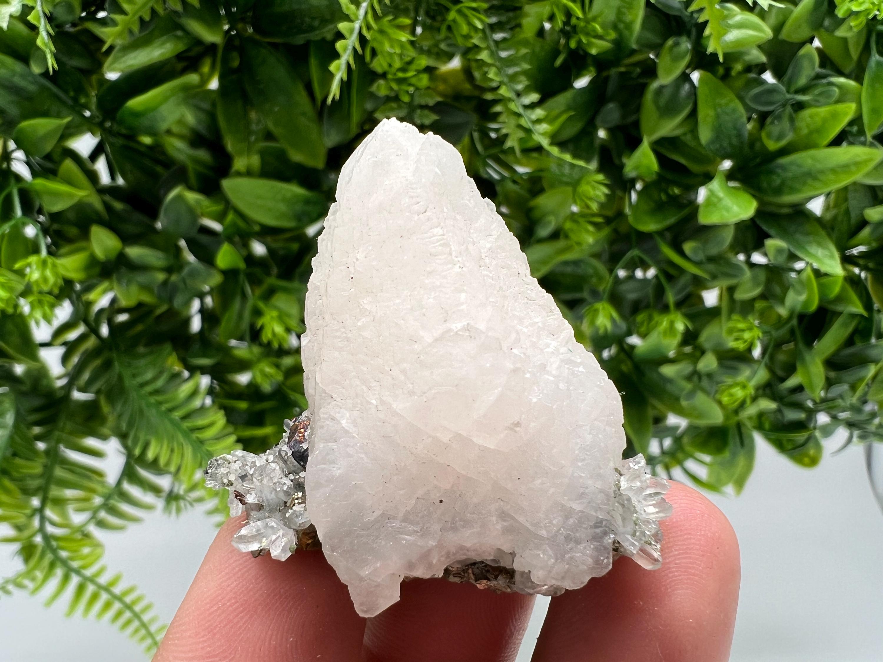 Quartz,Calcite whit Brown Rhodochrosite from Djurcovo mine,Bulgaria,Quartz,Rhodochrosite cluster,natural mineral,collection crystal,mineral
