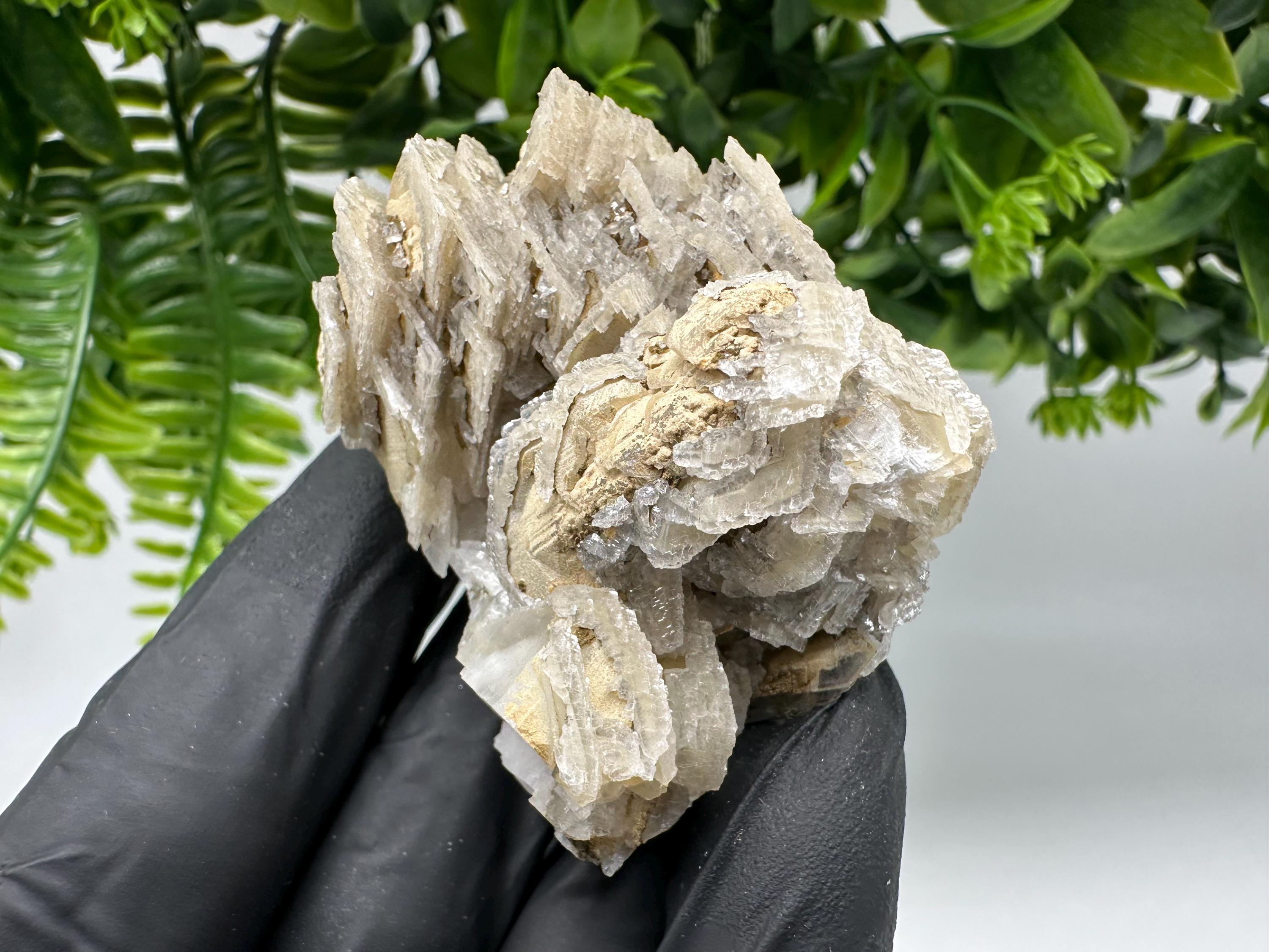 Calcite on Quartz,Chlorite from Borieva mine,Madan,Bulgaria,mineral specimen,collected crystal,geological minerals,collecting crystal
