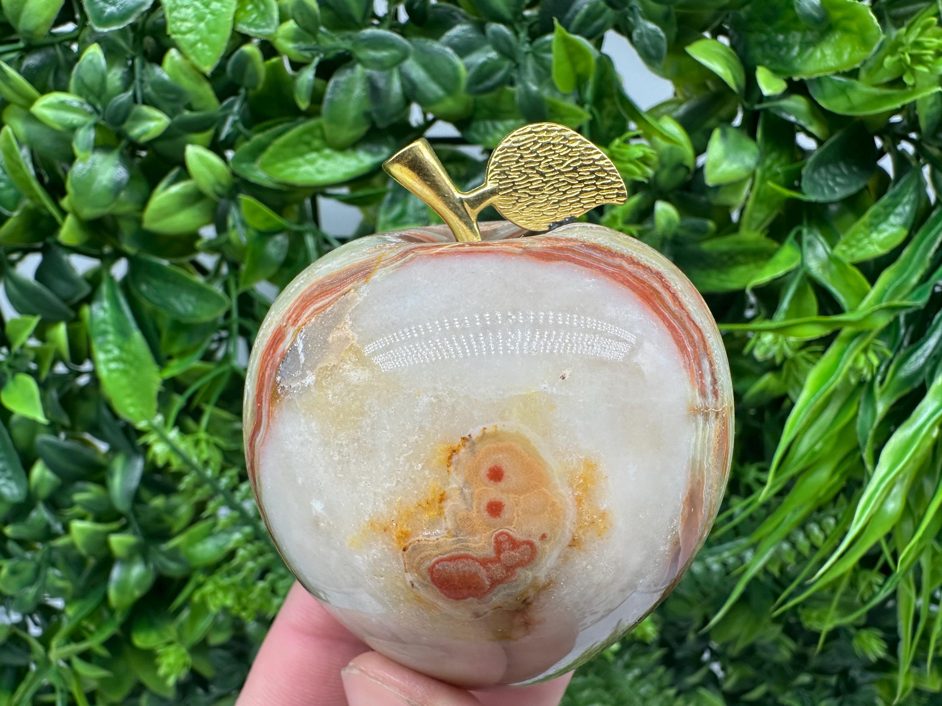 Handcrafted Marbled Onyx Apple Sculpture: Natural Stone Decor